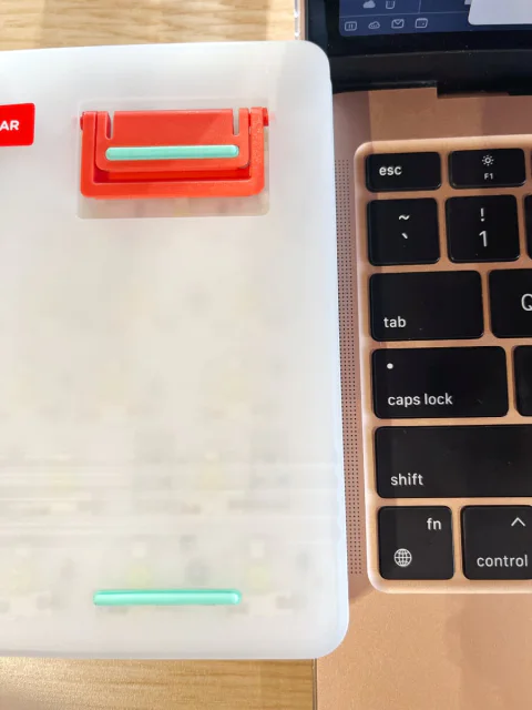 Nuphy の背面と、MBAのキーボードを並べた写真　緑色のゴムパーツがMBAのキーボードの溝にぴったりはまる
